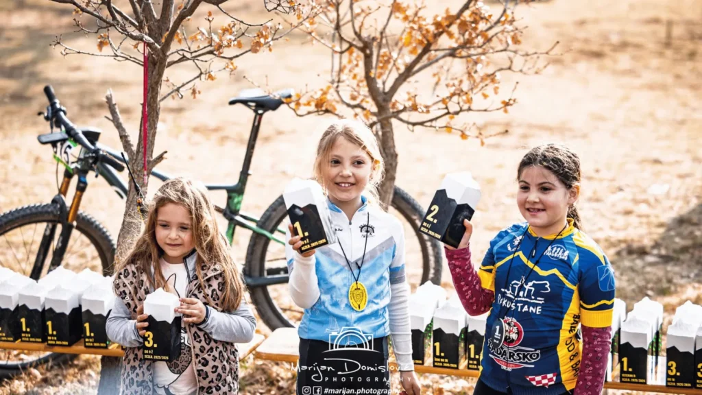 Članovi BBK Pakoštane na završnici XC Zimske lige Dalmacije s osvojenim postoljima.