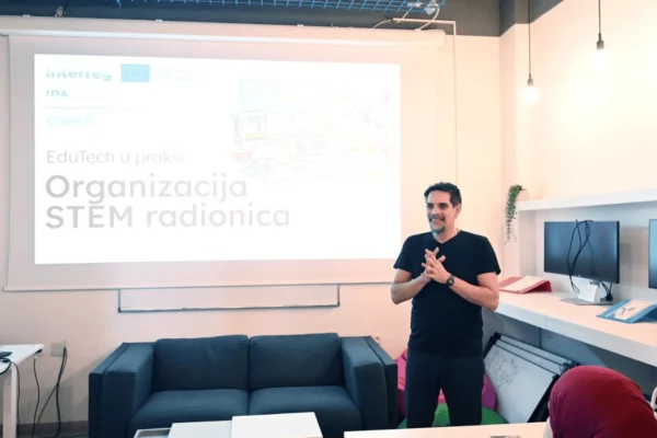 Sudionici petodnevnog coworking programa u Zadru tijekom predavanja i radionica