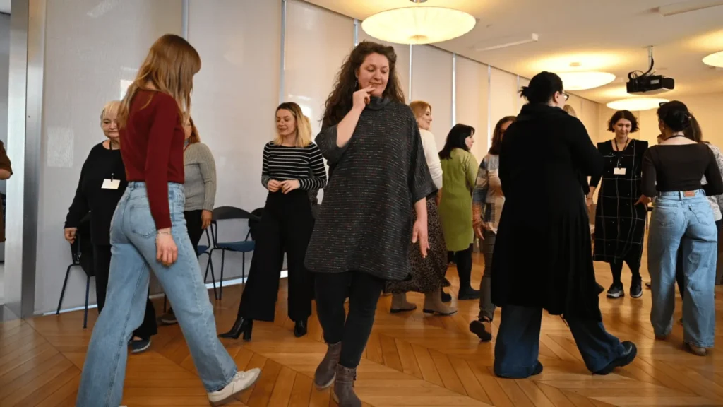 Sudionici stručnog skupa o dramskim metodama za baštinske pedagoge u Kneževoj palači tijekom radionica