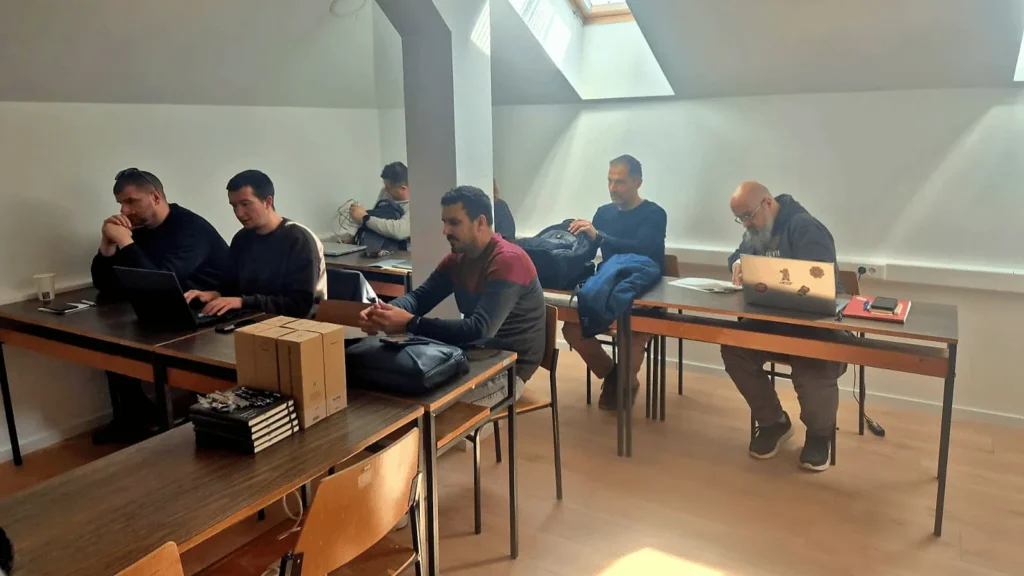 Članovi laboratorija tijekom dvodnevnog treninga o istraživačkoj infrastrukturi i reproducibilnosti eksperimenata.