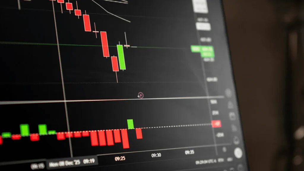 Mladi uče o financijama koristeći digitalne alate u modernom okruženju