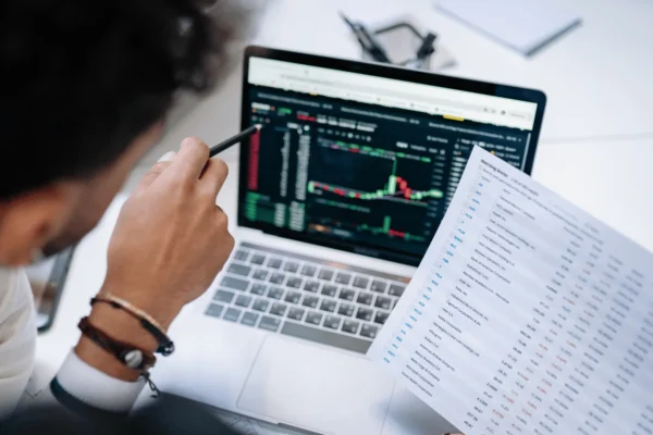 Mladi uče o financijama koristeći digitalne alate u modernom okruženju