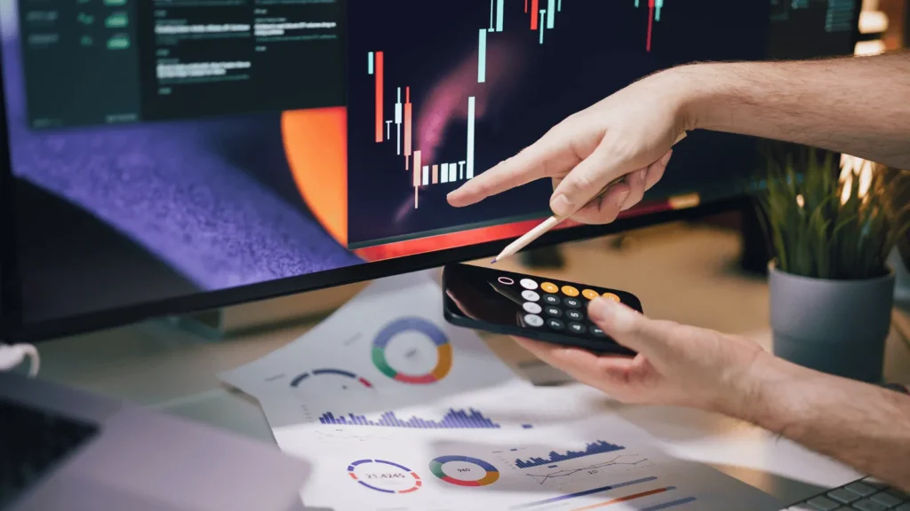 Mladi uče o financijama koristeći digitalne alate u modernom okruženju