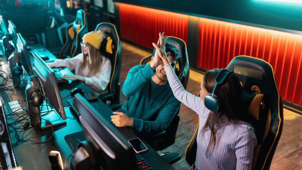 Gamer subkultura kao globalni fenomen s igračima okupljenima na esports događaju