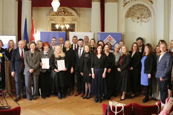 Potpisivanje ugovora za projekt „Dodir prošlosti“ Arheološkog muzeja u Splitu u HNK-u Zagreb.