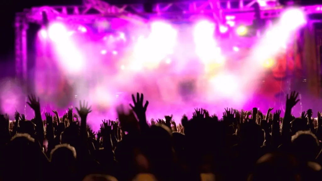 K-pop fan zajednica na koncertu, publika s lightstickovima i snažna energija zajedništva