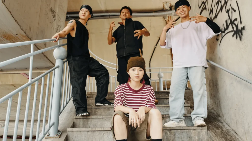 K-pop fan zajednica na koncertu, publika s lightstickovima i snažna energija zajedništva