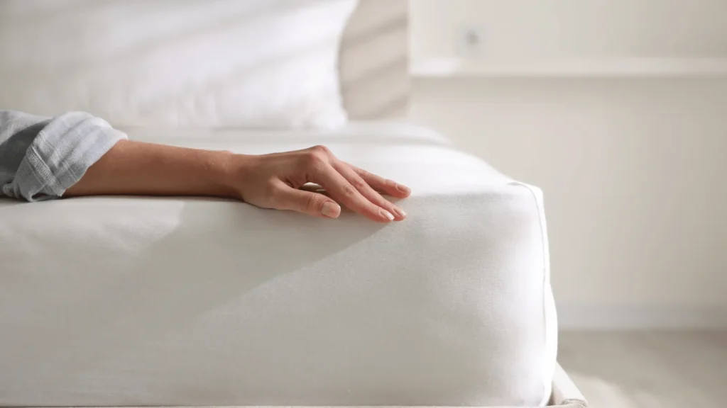 Moderan spavaći prostor i madrac koji simbolizira pravilan odabir madraca za kvalitetan i zdrav san