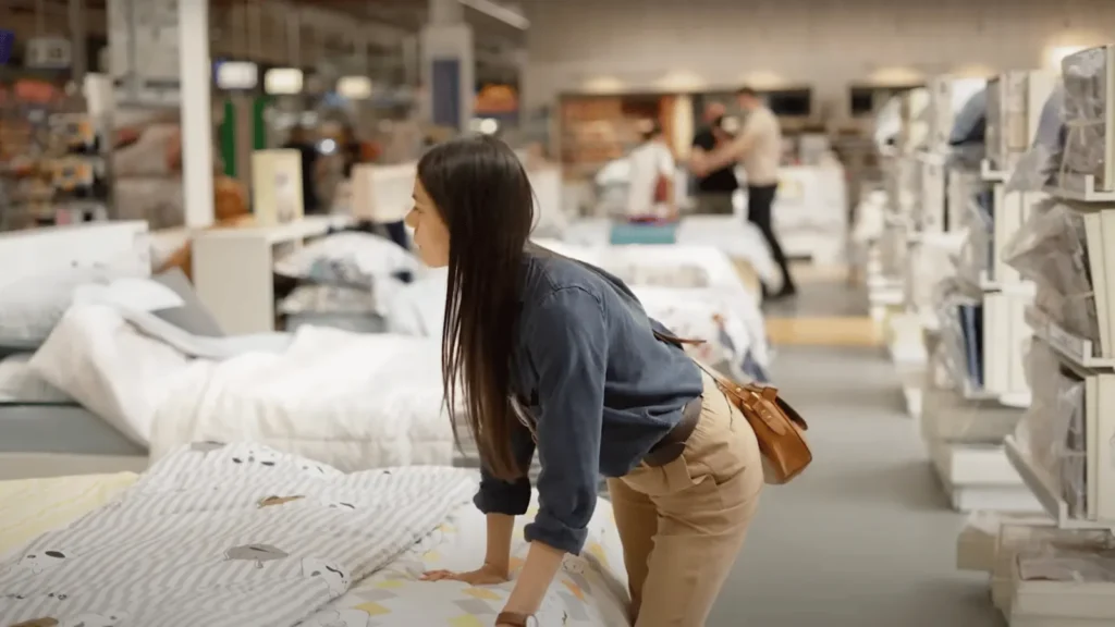 Moderan spavaći prostor i madrac koji simbolizira pravilan odabir madraca za kvalitetan i zdrav san