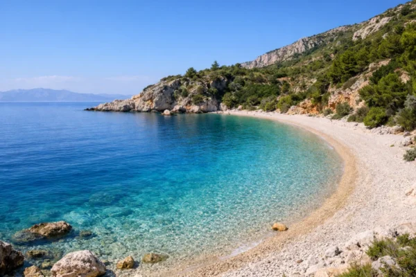 Skrivena plaža na hrvatskoj obali bez gužve, tirkizno more i netaknuta priroda