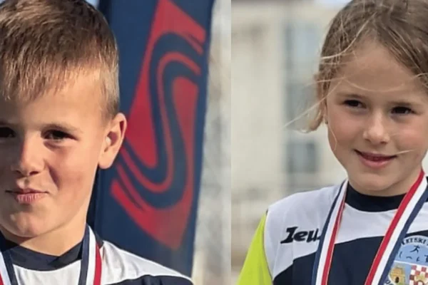 Liv i Liam Nekić poziraju s osvojenim atletskim medaljama na natjecanju