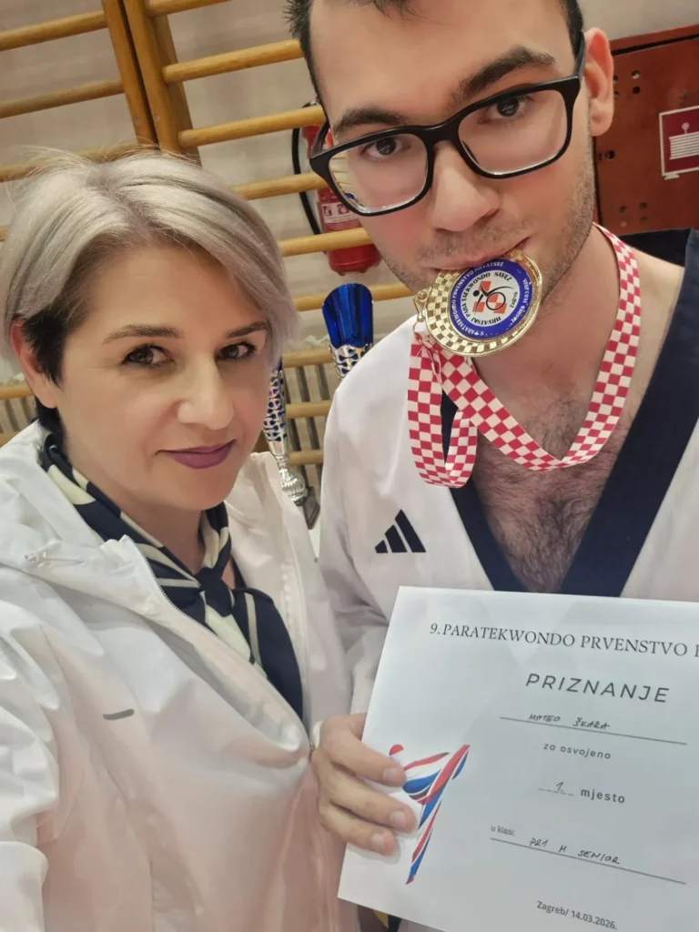 Mateo Škara i trenerica Đana Bajlo na Prvenstvu Hrvatske u parataekwondou nakon osvajanja finala