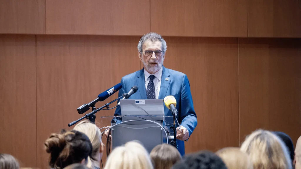 Ministar Radovan Fuchs obraća se sudionicima konferencije o digitalnim tehnologijama 2026.