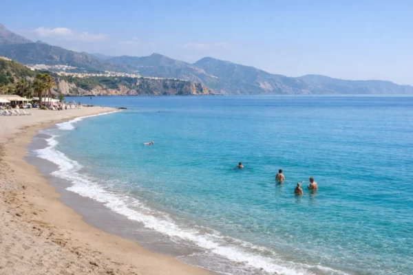 Kupanje izvan sezone na mirnoj mediteranskoj plaži bez gužve