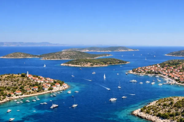 Najbolji hrvatski otoci za ljetovanje – panoramski pogled na Jadran i obalu