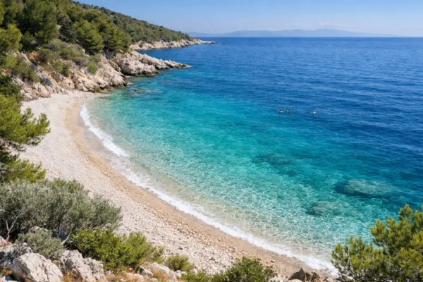Mirna i skrivena plaža u Hrvatskoj s tirkiznim morem bez gužvi