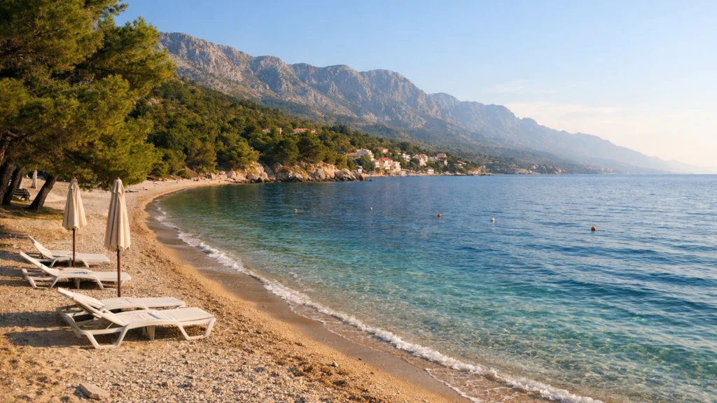 Mirna hrvatska plaža u rujnu bez ljetnih gužvi