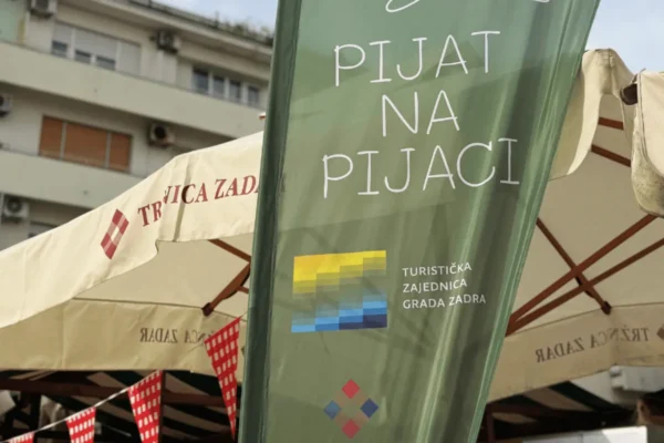 Posjetitelji na manifestaciji Pijat na pijaci na zadarskoj Gradskoj tržnici uz lokalne proizvođače i gastronomske ponude.