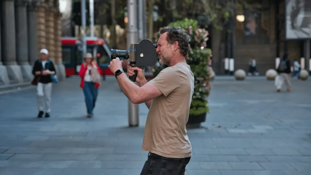 Vizualna usporedba filmske interpretacije i povijesnih dokumenata koja pokazuje razliku između činjenica i dramatizacije