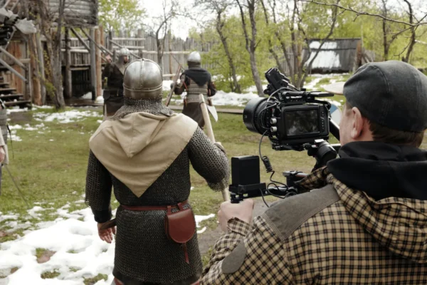 Vizualna usporedba filmske interpretacije i povijesnih dokumenata koja pokazuje razliku između činjenica i dramatizacije