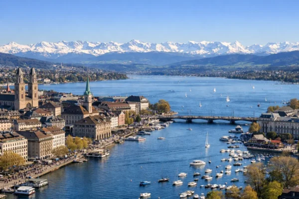 Panoramski pogled na Zürich i Alpe koji simbolizira skupo putovanje u Švicarsku