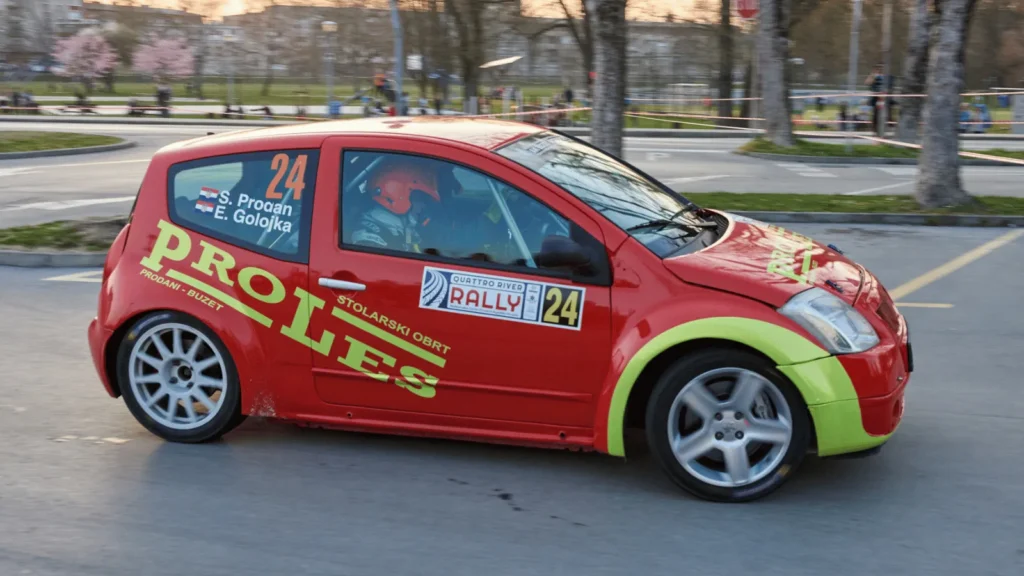 Vozači i automobili na Quattro River Rallyju 2026 u Karlovcu tijekom brzinskog ispita