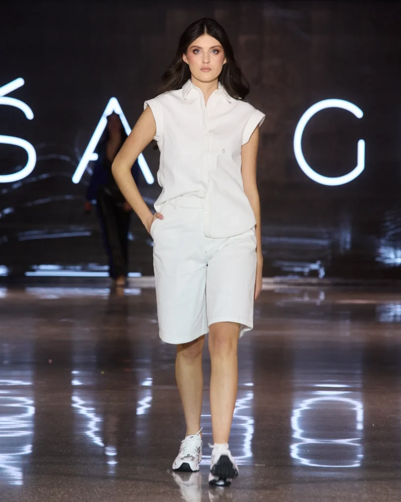 ŠARGI Denim bijeli set s košuljom bez rukava i bermudama, stiliziran uz sportske tenisice.