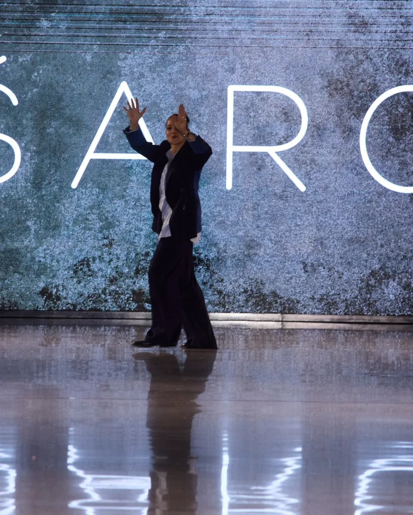 Dizajnerica brenda ŠARGI Denim pozdravlja publiku u završnom izlasku modne revije.