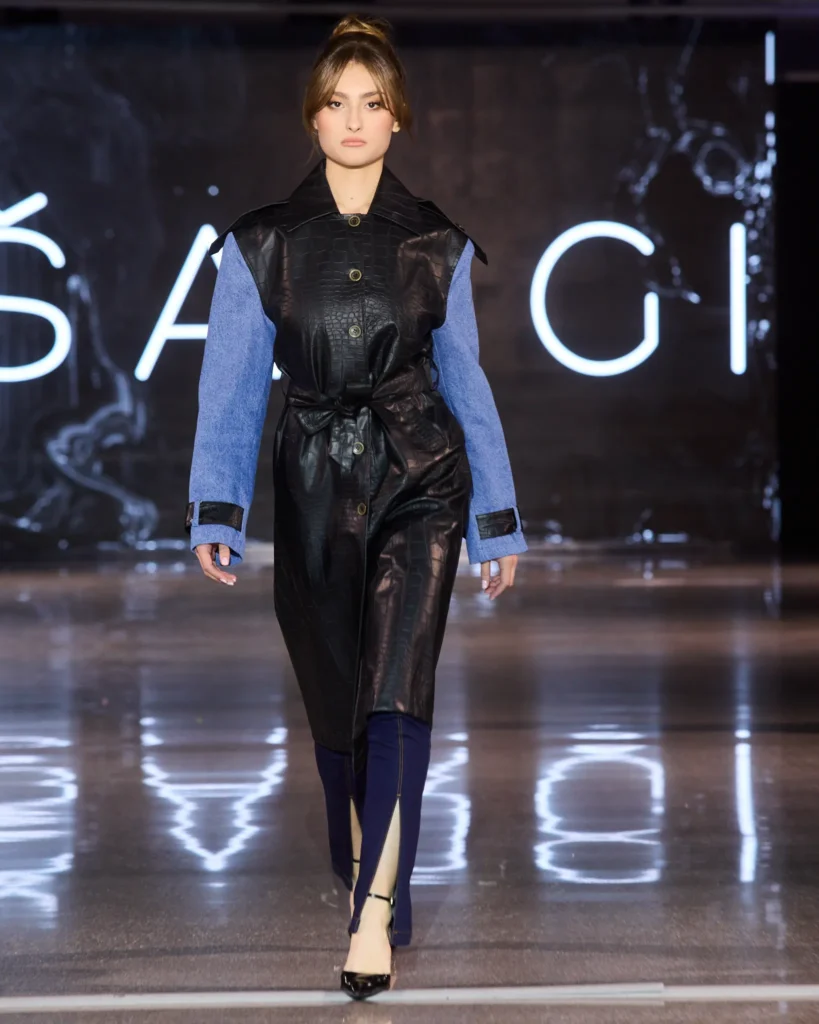 ŠARGI Denim crni kožni trench s kontrastnim plavim traper rukavima i pojasom.