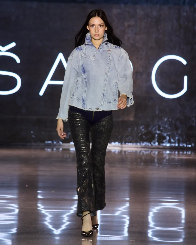 ŠARGI Denim oversized svijetla jeans jakna u kombinaciji s tamnim sjajnim hlačama.