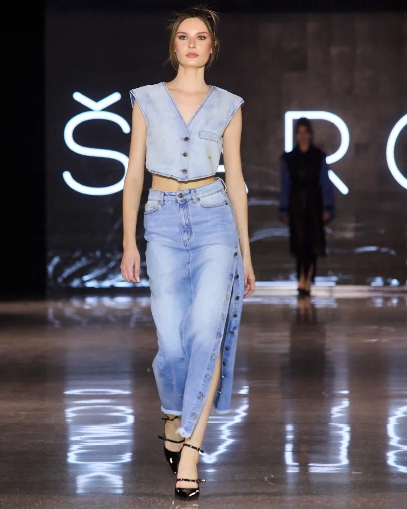 ŠARGI Denim svijetloplavi jeans set s kratkim topom i dugom suknjom s bočnim prorezom.