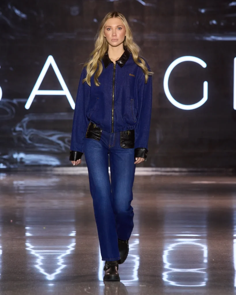 ŠARGI Denim tamnoplavi jeans komplet s bomber jaknom koja ima crne kožne detalje i ravne traper hlače.