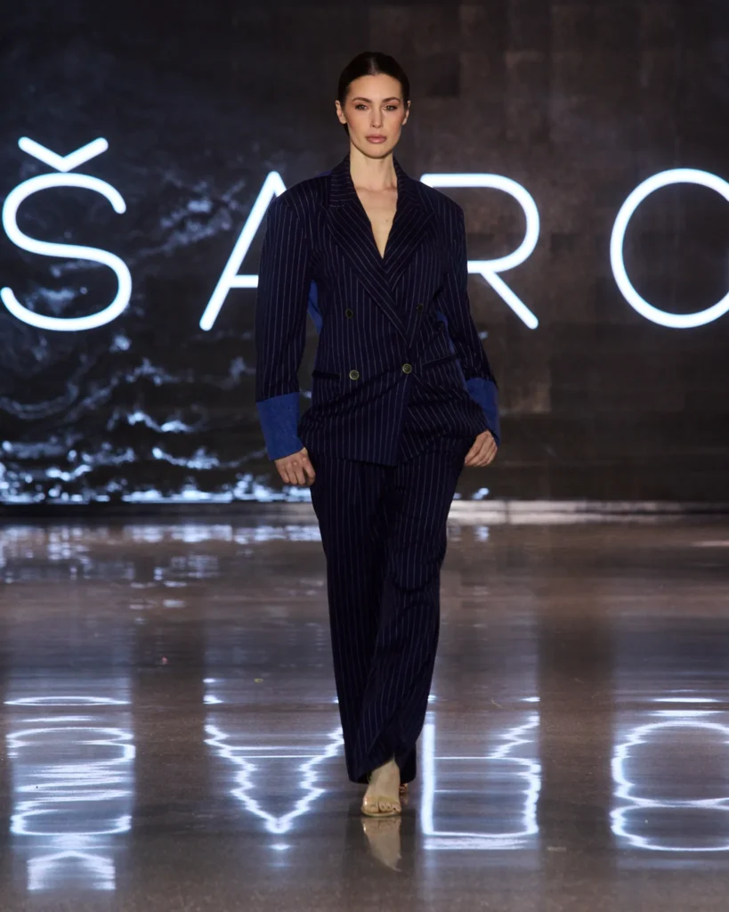 ŠARGI Denim tamno prugasto odijelo s plavim kontrastnim panelima na rukavima.