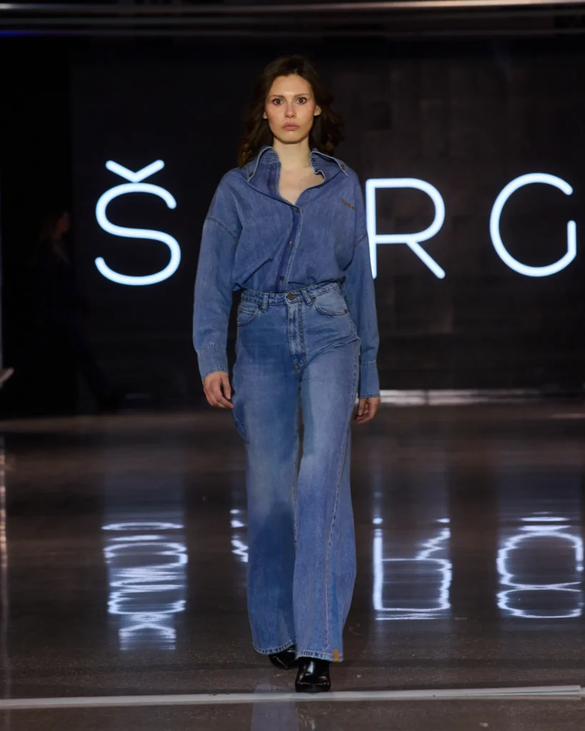 ŠARGI Denim total-look u svijetlom plavom trapera s košuljom i širokim hlačama.