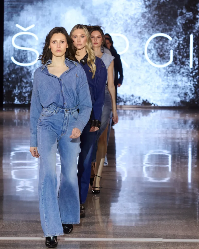 ŠARGI Denim grupa modela u različitim traper kombinacijama u finalnoj liniji na pisti.