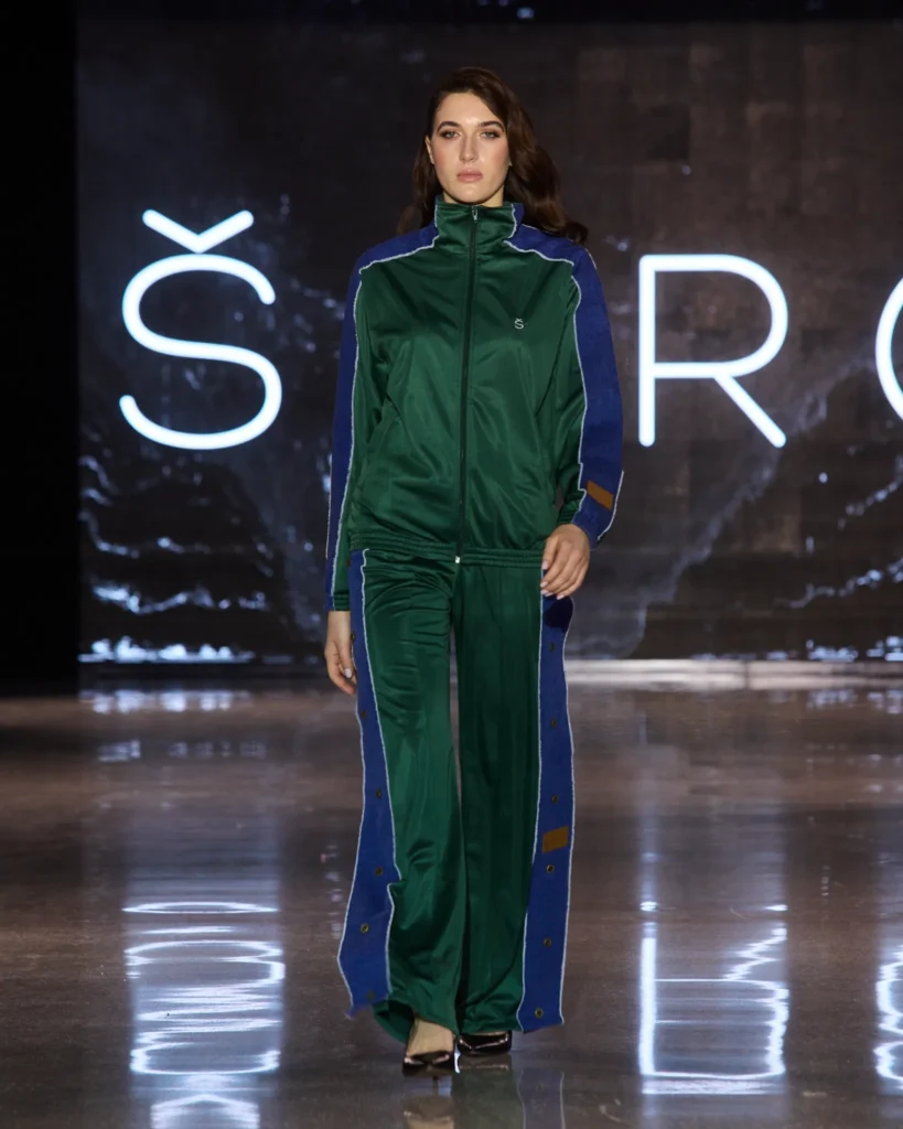 ŠARGI Denim zelena trenirka s kontrastnim plavim panelima i visokim ovratnikom.