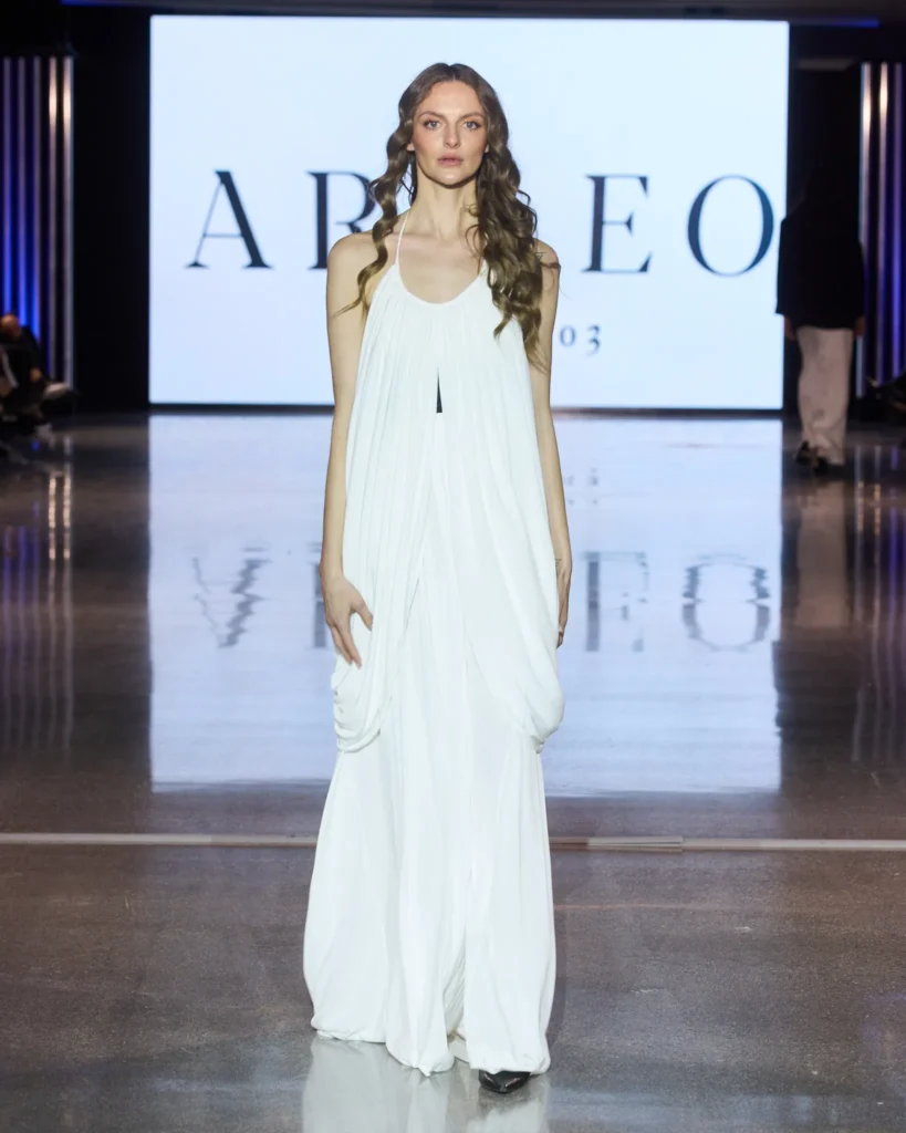 Duga bijela drapirana maxi haljina predstavljena na Arileo modnoj reviji u Zadru.