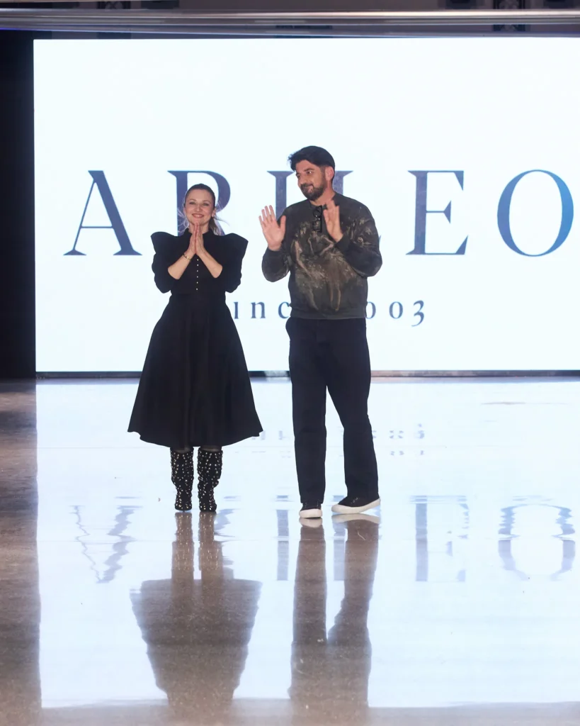 Dizajnerski duo Arileo pozdravlja publiku na završetku modne revije u Zadru.