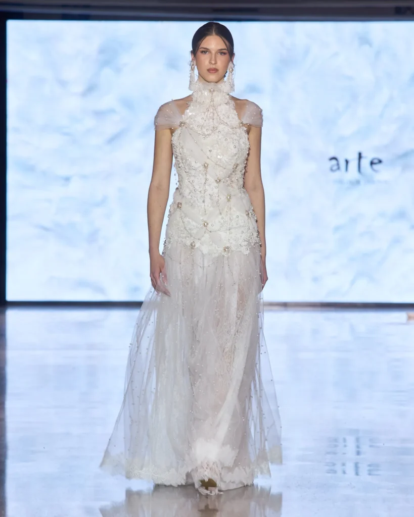 Romantična bijela haljina s bisernim ukrasima i prozračnom tulle suknjom iz ARTE kolekcije.