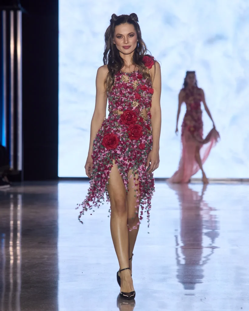 Mini haljina ukrašena trodimenzionalnim cvjetnim aplikacijama i crvenim ružama iz ARTE kolekcije.