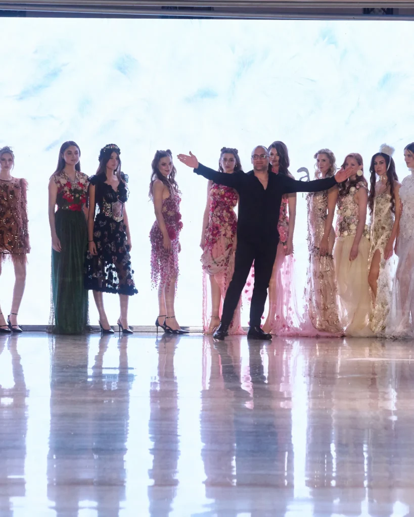 Završni izlazak ARTE kolekcije s nizom modela u floralnim i bogato ukrašenim kreacijama na pisti.