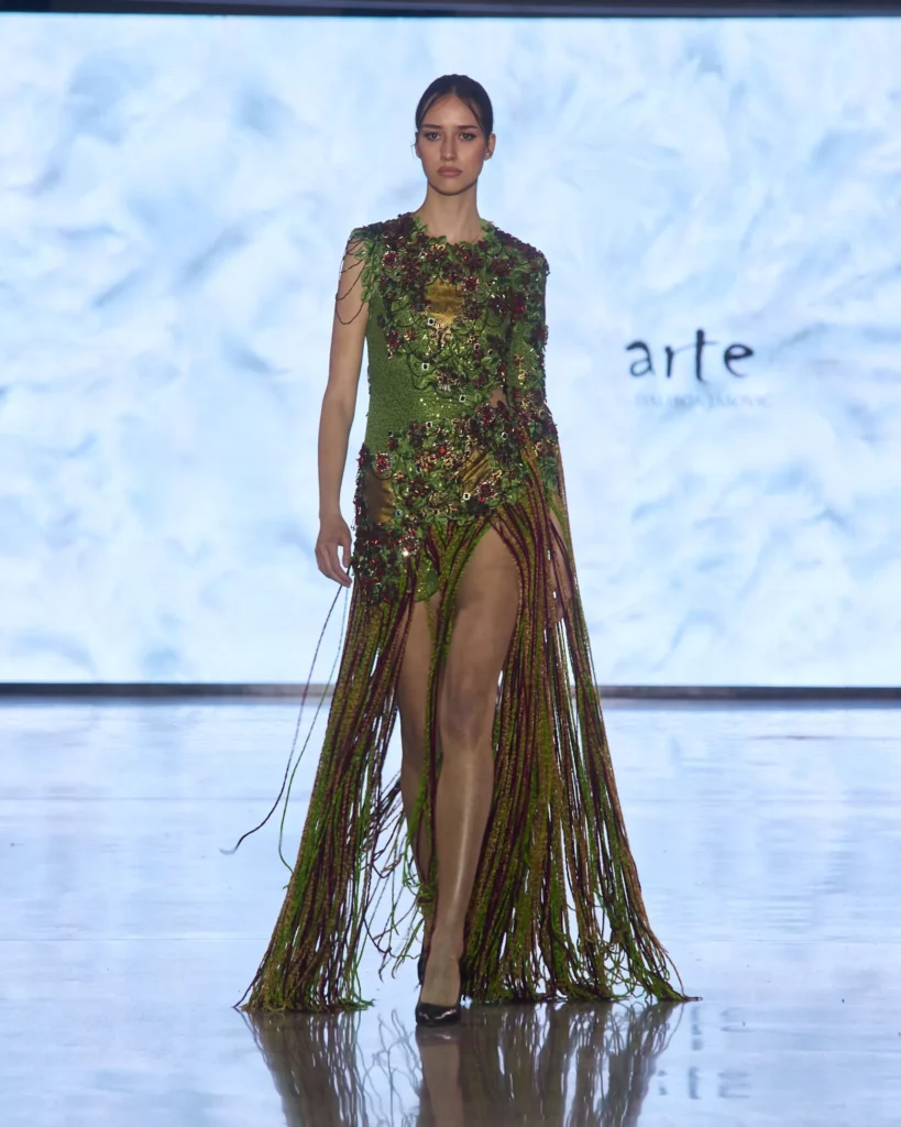 Zelena haljina s dugim resicama i ukrasnim cvjetnim elementima iz ARTE kolekcije.