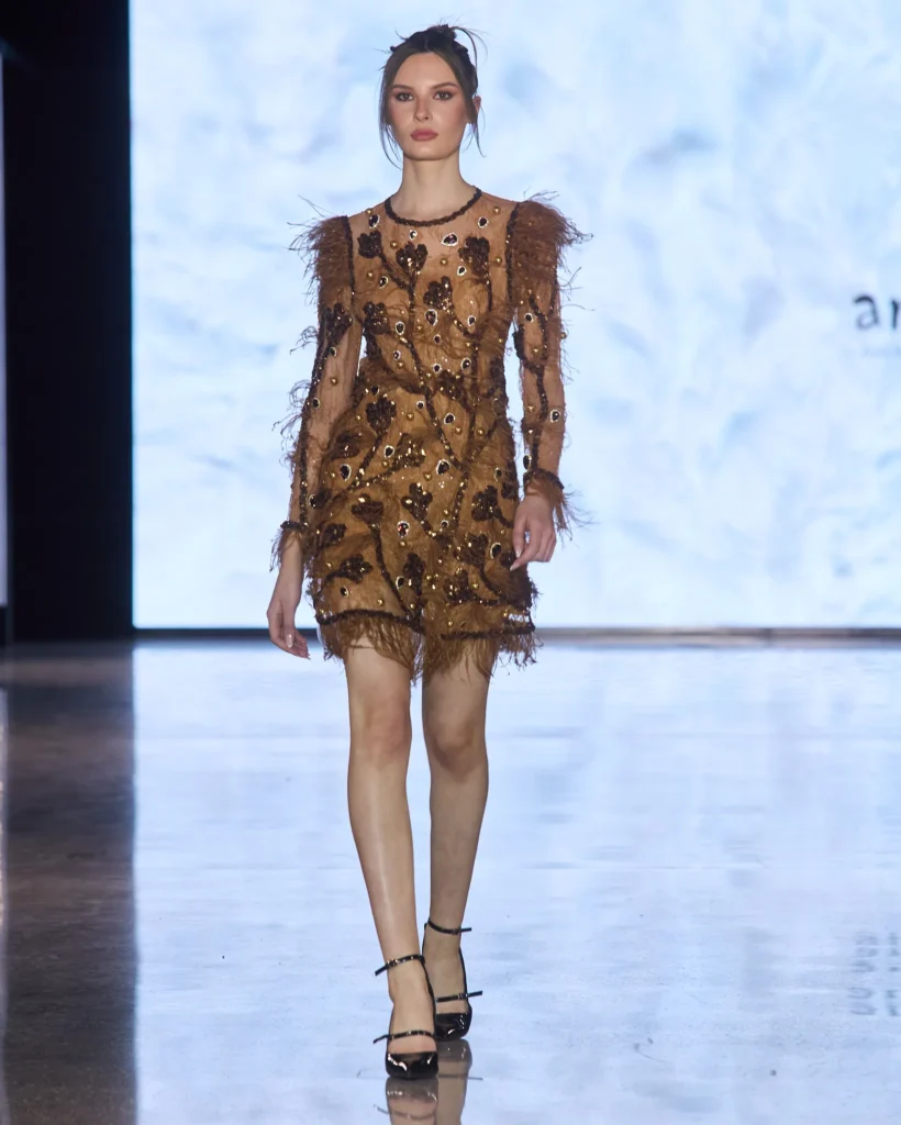 Mini haljina u zlatno-smeđim tonovima s perjem i bogatim aplikacijama iz ARTE kolekcije.