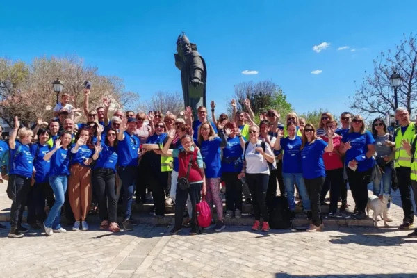 Sudionici Camino Zadar hodočašća okupljeni kod kipa Grgura Ninskog u gradu Ninu povodom prve godišnjice rute