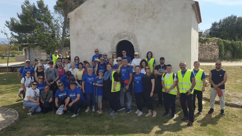 Hodočasnici Camino Zadar okupljeni ispred crkve svetog Jakova u Zukvama tijekom rođendanskog hodočašća