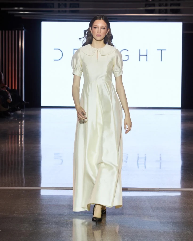 Bijela duga haljina s puf rukavima i vintage inspiriranim krojem.