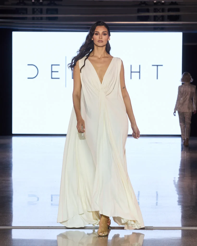 Bijela plisirana maxi haljina s dubokim V izrezom i laganim lepršavim padom.