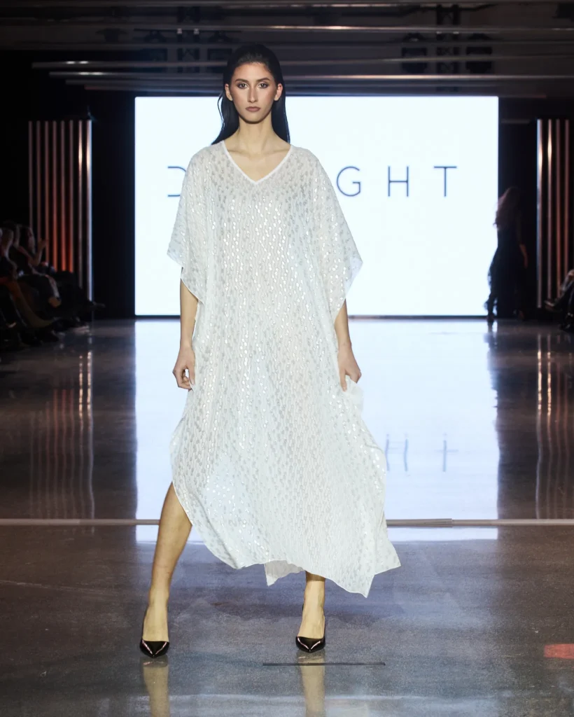 Oversized bijela haljina s blagim sjajem i fluidnim pokretom iz Delight kolekcije.