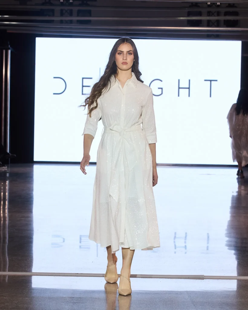 Bijela košulja-haljina s remenom i laganim prozračnim tkanjem.