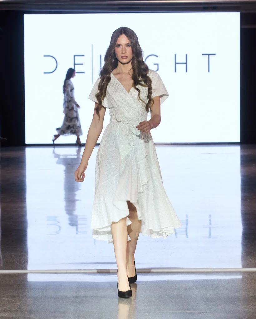 Bijela wrap midi haljina s nježnim volanima i lepršavom siluetom.